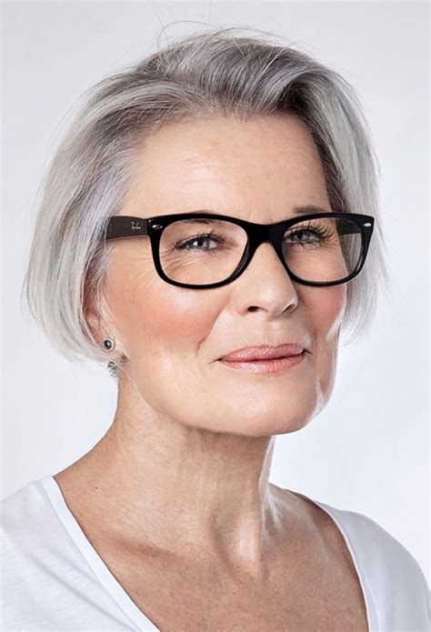 coiffure femme 60 ans avec lunettes